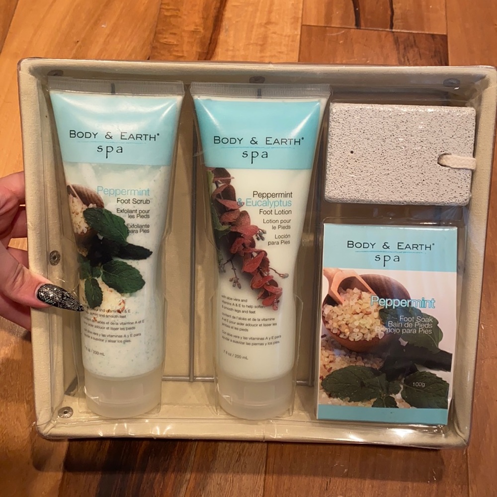 NWT ~ BODY AND EARTH SPA CANVAS FOOT BASKET